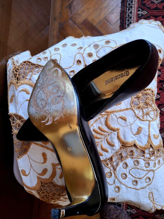 Елегантни дамски обувки