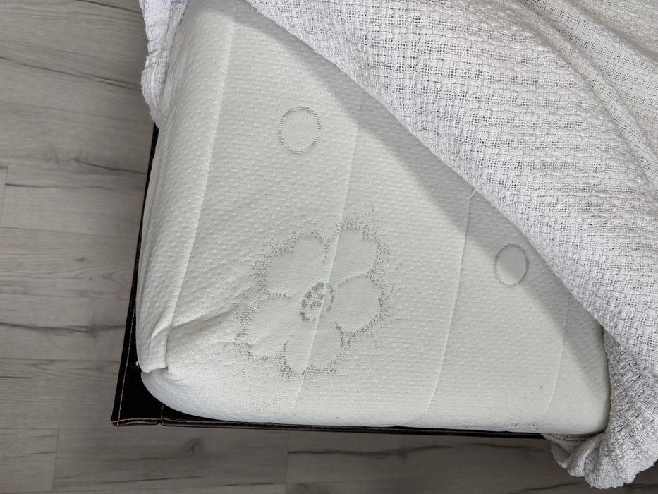 Спалня с матрак и повдигащ механизъм.