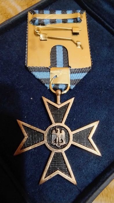 „Crucea Comemorativă a celui de-Al Doilea Război Mondial, 1941-1945”.