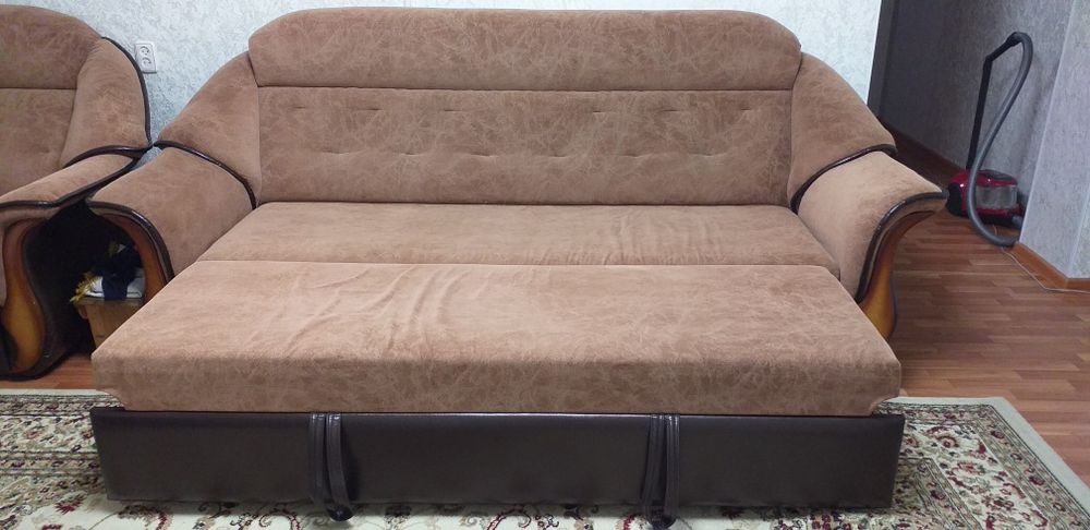 Диван с креслом коричневый