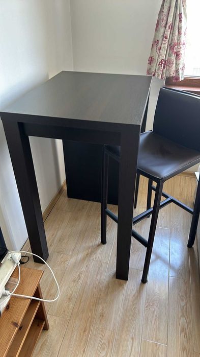 Mobilier compus din masa inalta si scaun inalt din piele ecologica