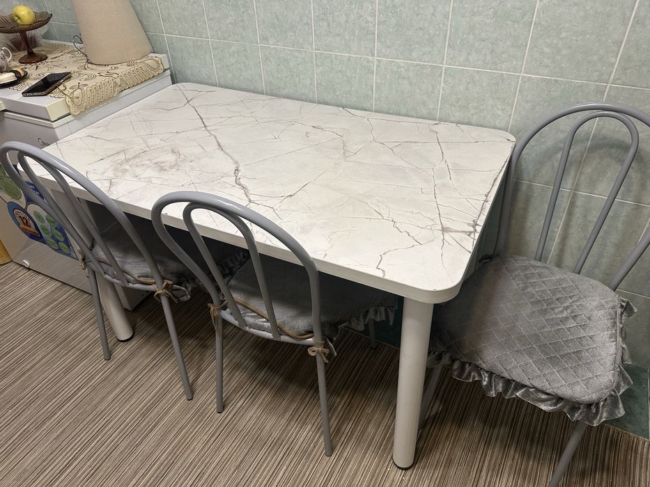 Продам косплект стол с 4 стульями.