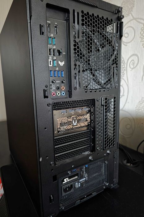 ТОП Lian Li Ryzen 7 7800X3D, RTX5070Ti, 32GB DDR5,  2ТВ NVME  с Гаранция