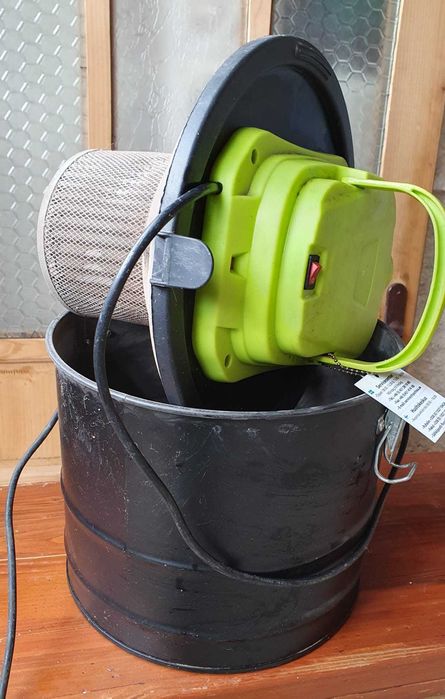 Aspirator pentru aspirat cenușă