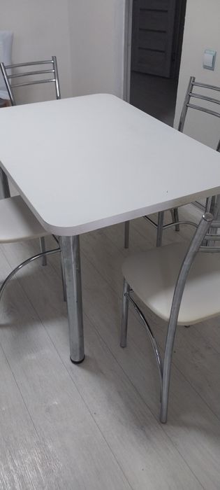 Продам кухонный  стол со стульями
