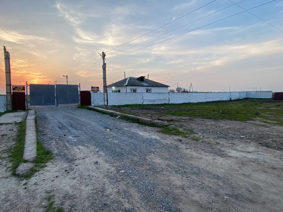 4 гектар 2000м2 бино билан сотилади
400 сотх жой 2100 м2 биноси билан