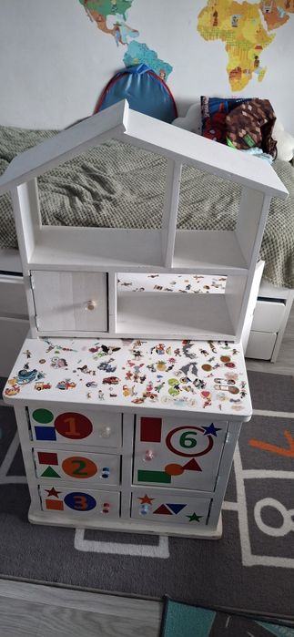 Монтесори шкаф за игра и рафт за стена