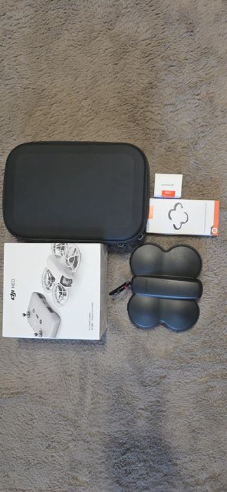 Vând DJI Neo pachetul Fly More Combo plus Asigura DJI Care 2 ani