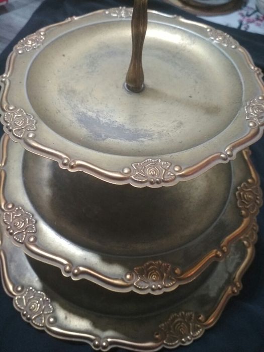 Металлическая этажерка  и банки