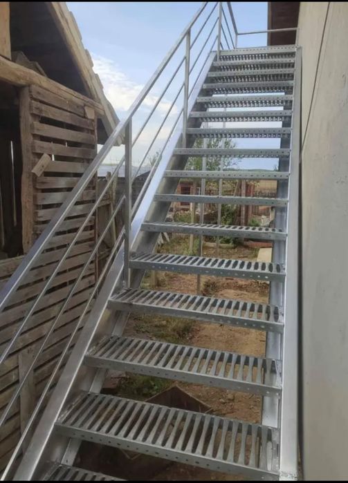 Vând scarii metalice zincate exterioare și pentru incendii , platforme
