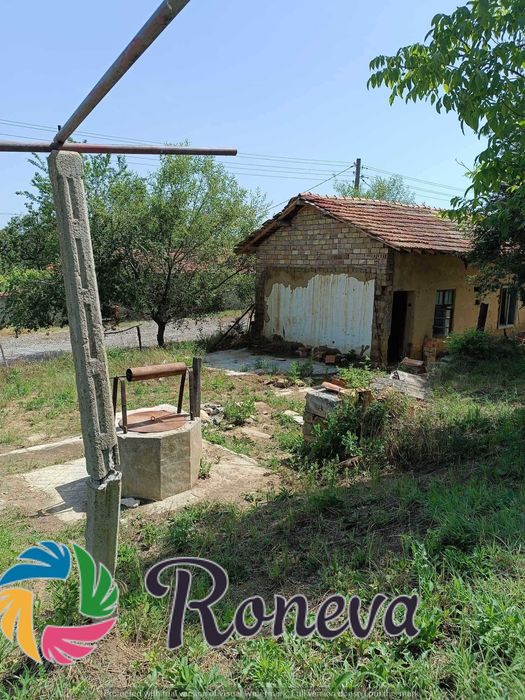 Дворно място с къща за ремонт