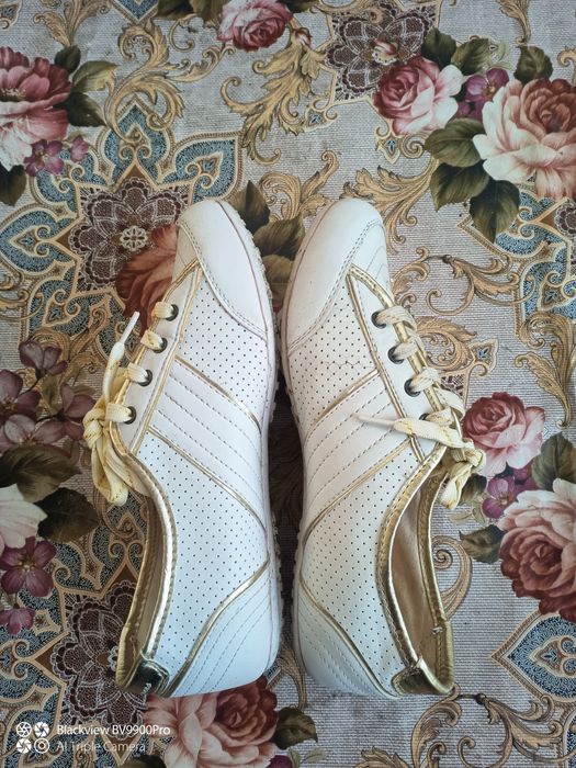 Adidasi pt femei marimea 40 impecabili