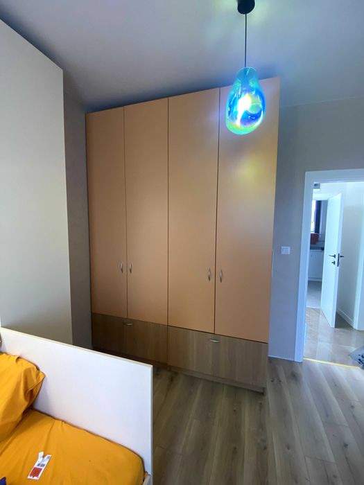 Четирикрилен гардероб с надстройка 180 см ширина, 58 см дълбочина