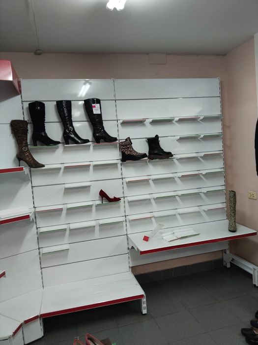 Продаю тринадцать витрин