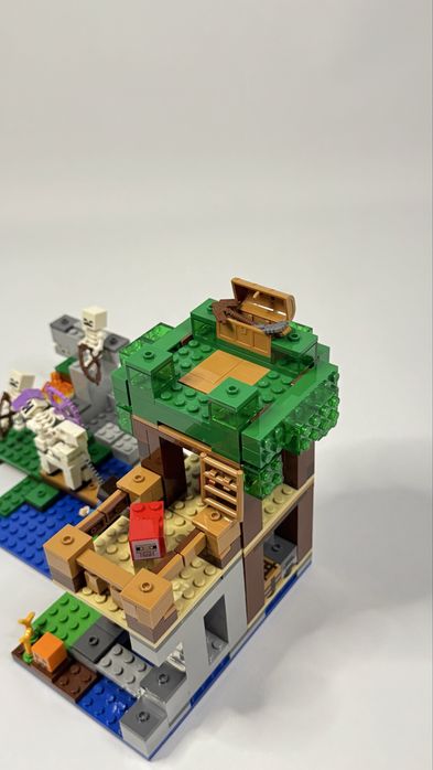 LEGO Minecraft 21146 Atacul scheletelor The Skeleton Attack 100% Complet 457piese