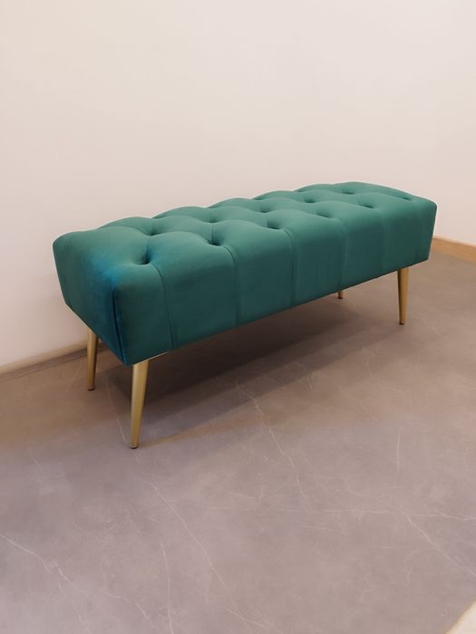 Vând băncuță tapițată Chesterfield din catifea verde cu picioare metalice aurii