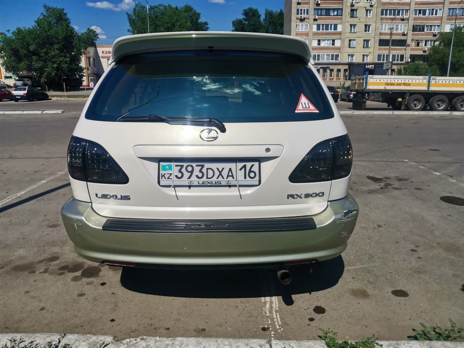 Продам машину Lexus RX300