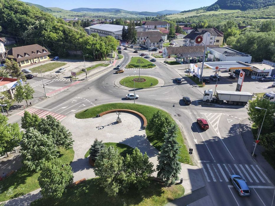 DE VÂNZARE / ELADÓ – Apartament 3 camere / 3 szobás lakás complet utilat și mobilat / Teljesen bútorozott és gépesített