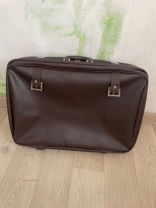 Чемодан основательный кожаный