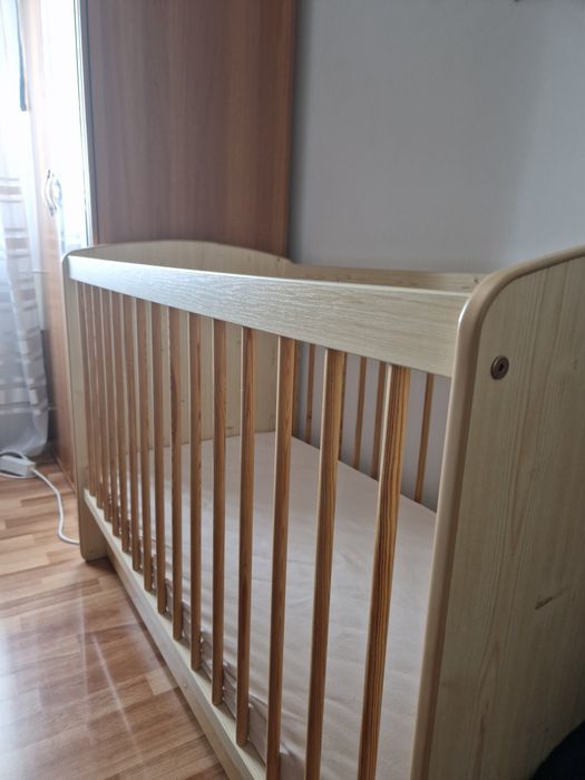 Pătuț din lemn maro deschis