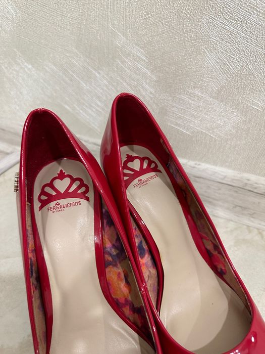 Pantofii sunt eleganti. Marimea 37