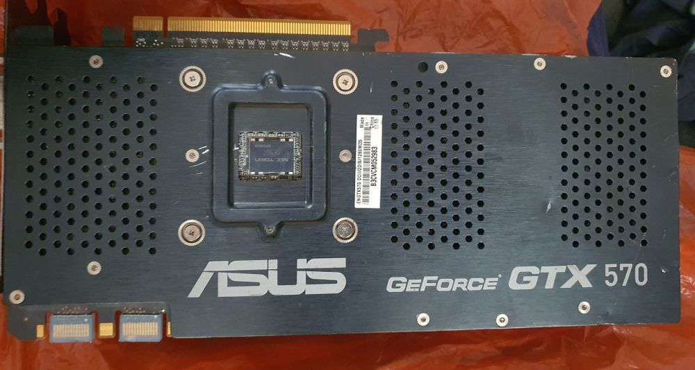 Doua placi video GTX580 cu racire koolance si o GTX570