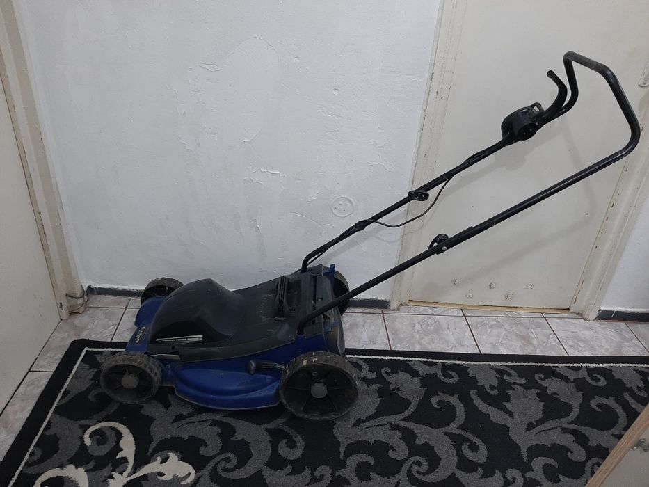 Mașină de tuns iarba