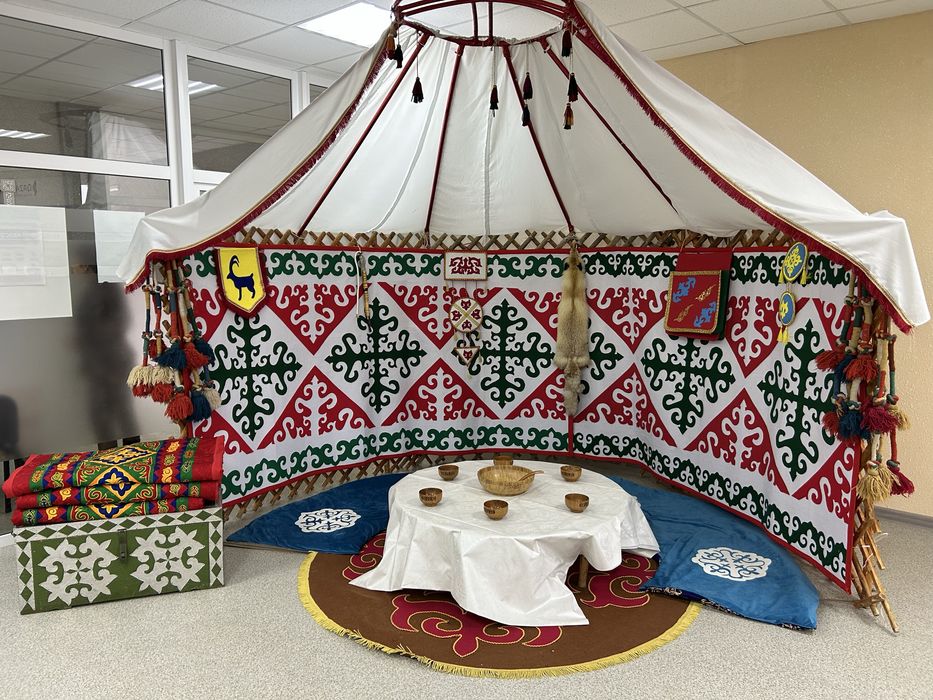 Фотозона в виде полу юрты