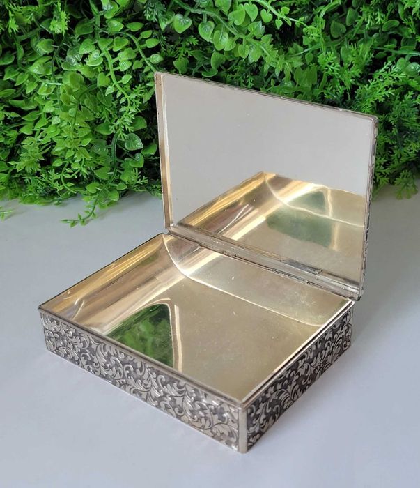 Tabacheră veche sau "trinket-box"