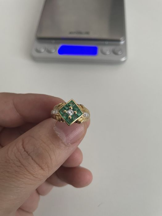 Inel cu diamante si smarad