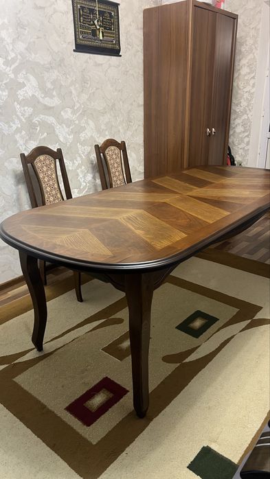 Стол со стульями