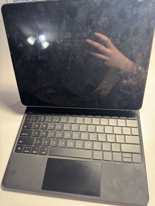 Породавам iPad Pro с калъф с клавиатура и писалка