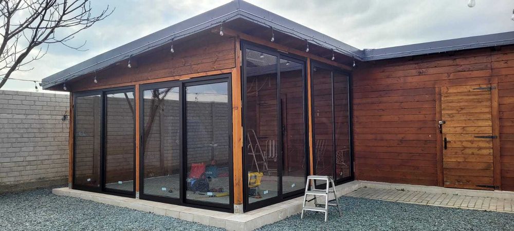 Închideri terase cu sisteme glisante din aluminiu