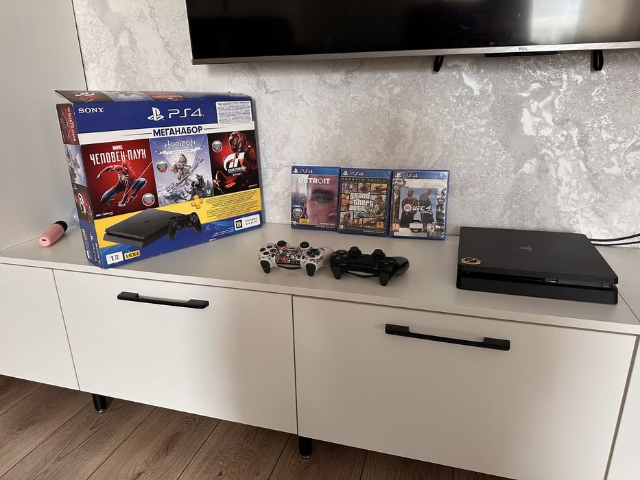 Продам ps 4 в хорошем состоянии