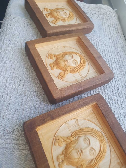 Icoană ortodoxă cu Domnul Iisus Hristos, sculptată in lemn de tei, 13x12 cm