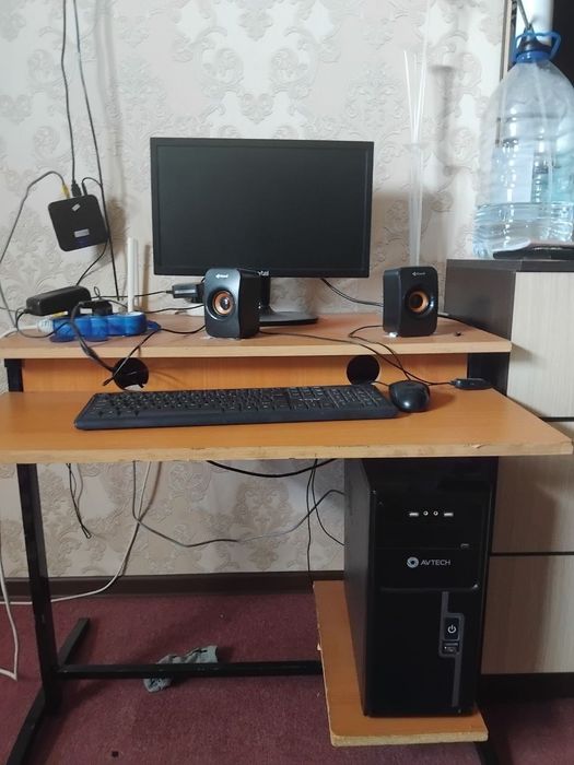 Kompyuter  Rasmdagi xolatda Stoli bilan.Sotiladi.