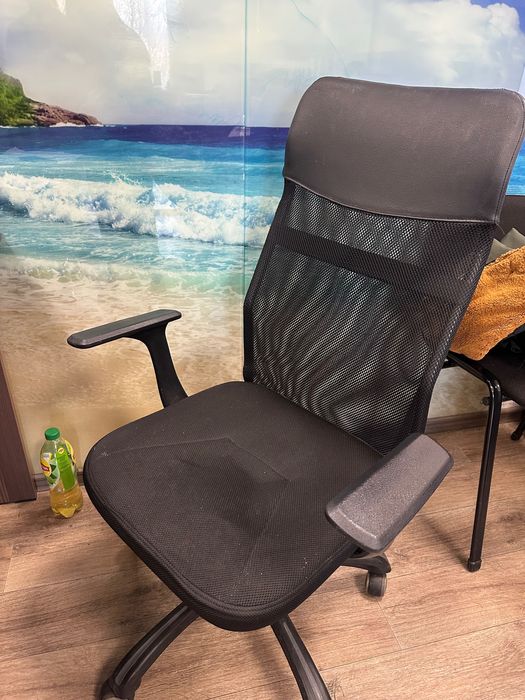 Офисные кресла разные