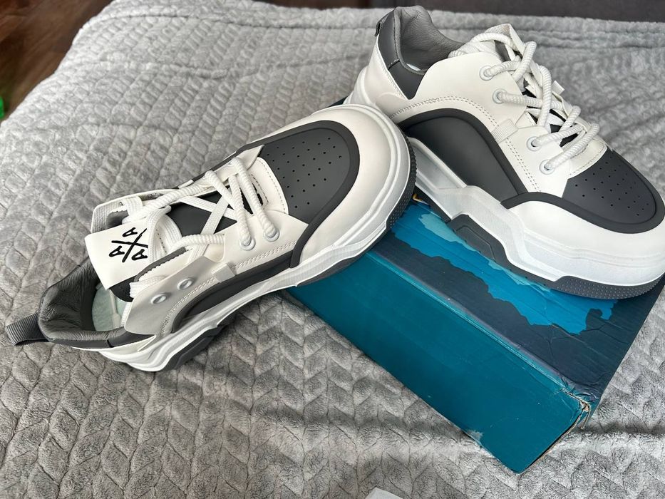 Кроссовки  серо-белые