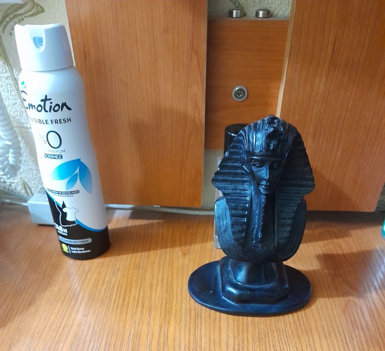 Срочно. Маленькая статуэтка египетского  сфинкса из чёрного камня,1шт