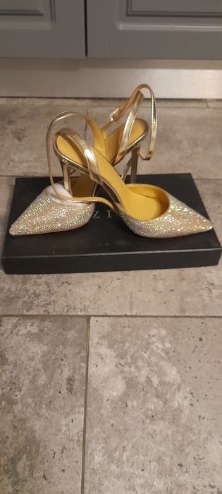 Pantofi cu briliante