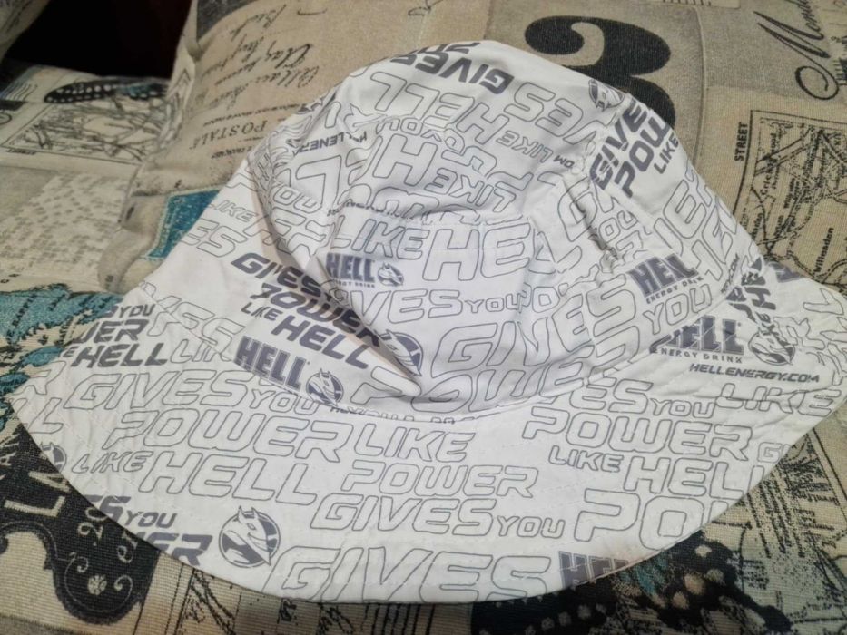 Чисто новa идиотка шапка на Hell