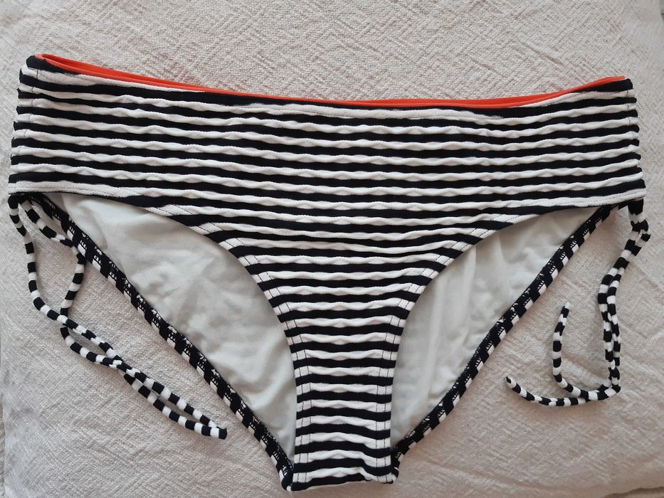 Продавам стилен бански костюм марка Triumph в черно и бяло