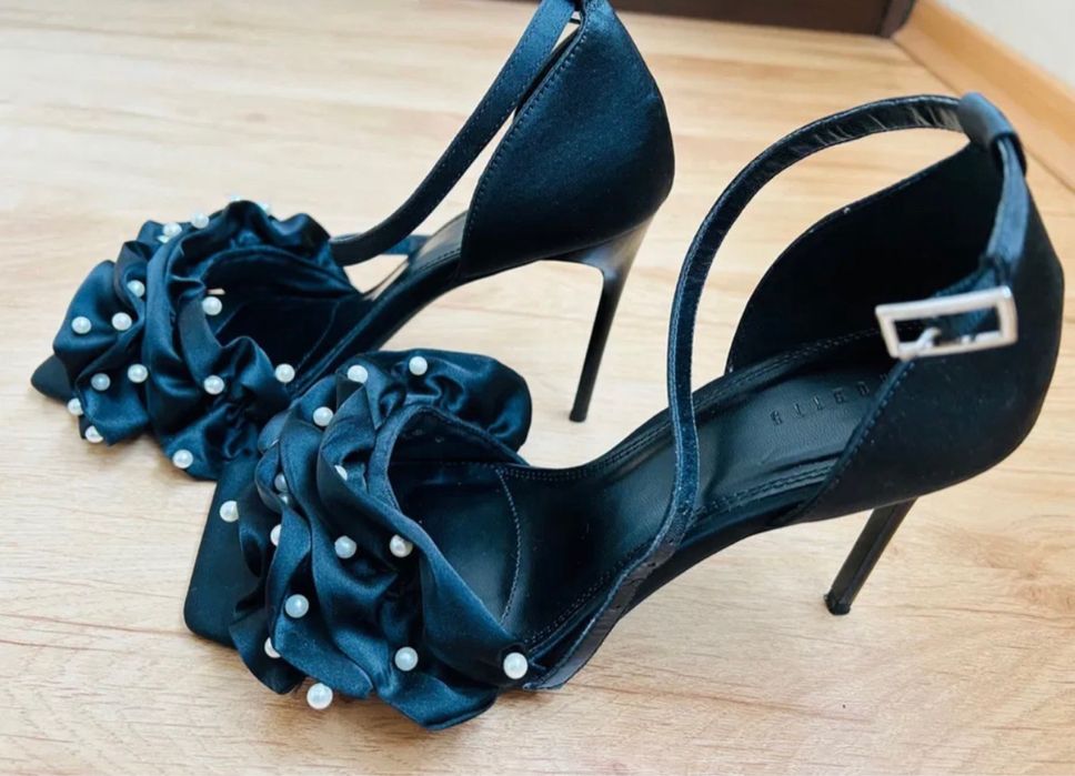 Черен сатен и бели перли