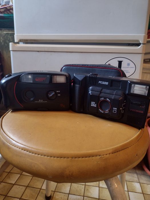 Два работещи фотоапарата.