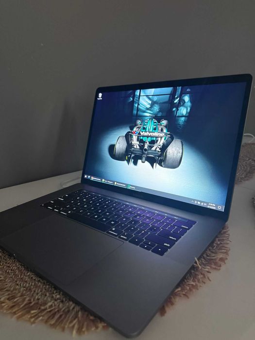 MacBook Pro Touchbar, i9, 16gb Ram