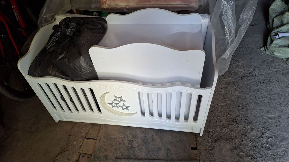 Детская кроватка-трансформер с маятником, тумбочкой и ящиками, б/у