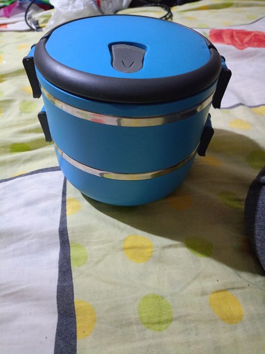 Двухъярусный контейнер для едыв дорогу