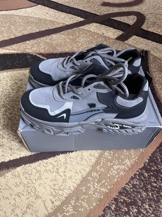 Новые крассовки 42 размера