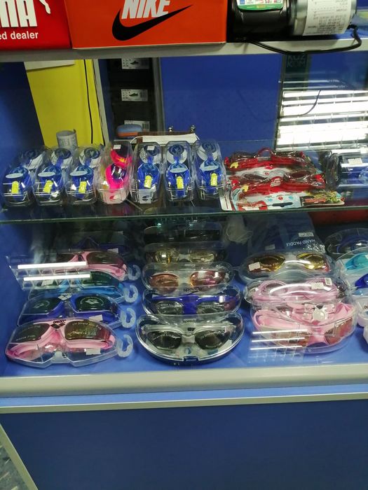 Очки, шапочки плавательные.