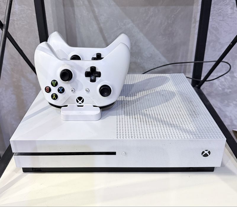 Xbox one S - 500 gb + 2 gamepad
